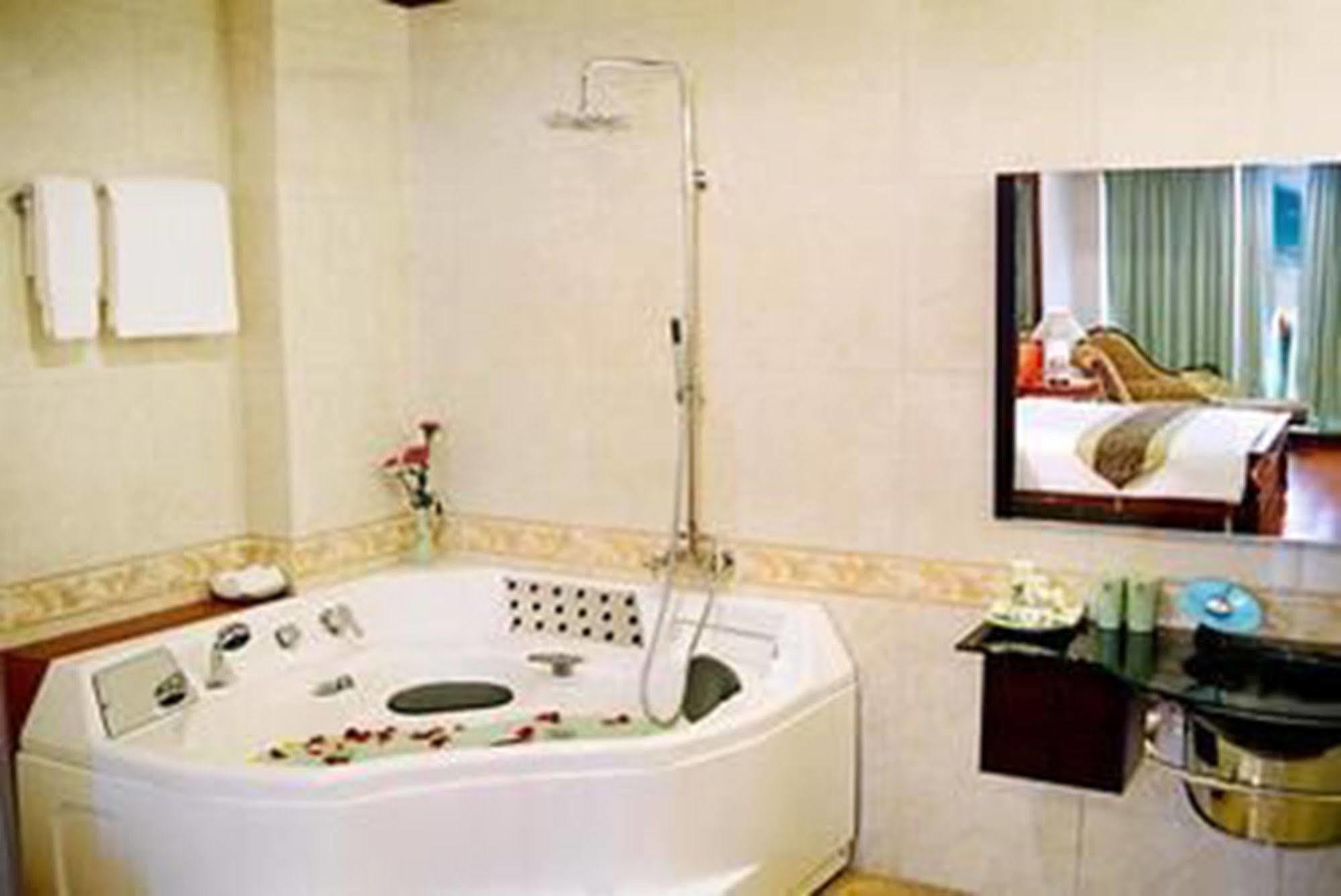 Grand Ha Long Hotel Buitenkant foto